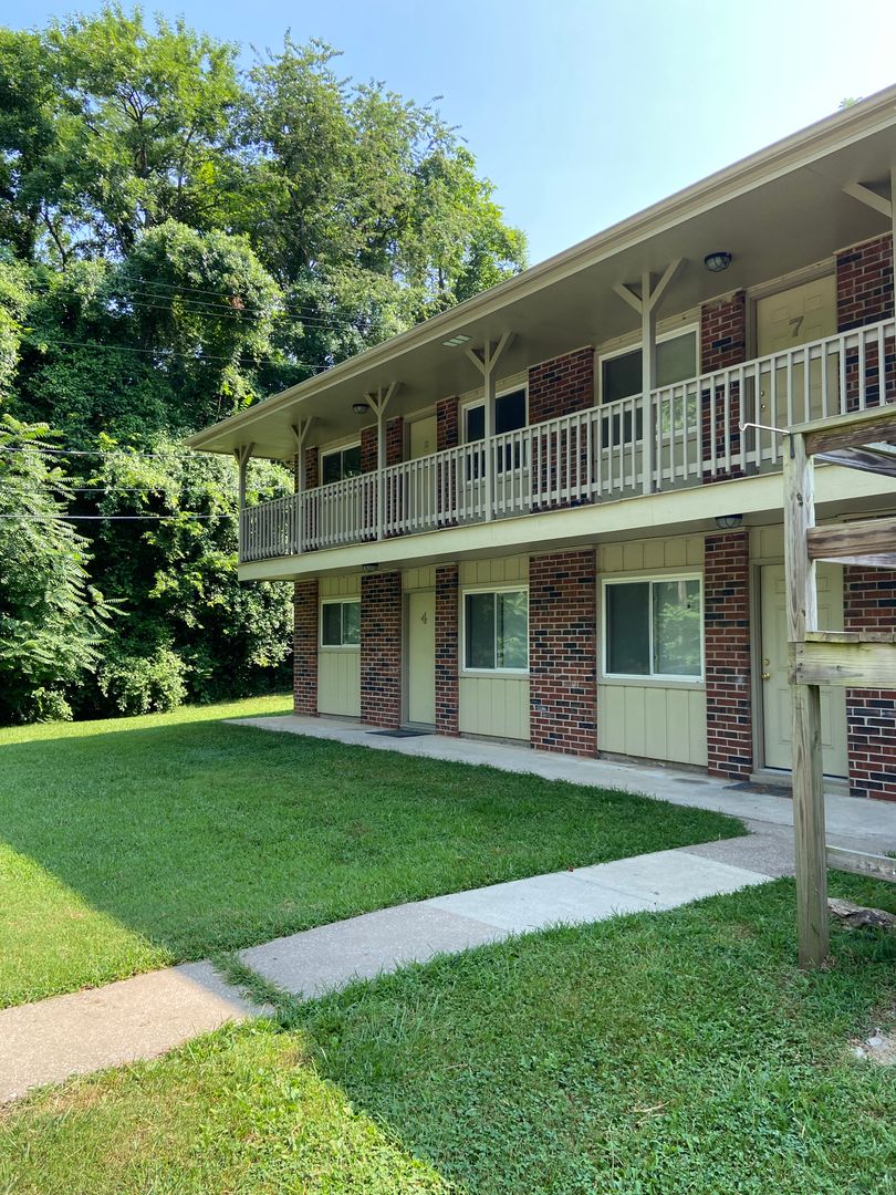 Warrensburg Apartment: 303 W Young Ave.