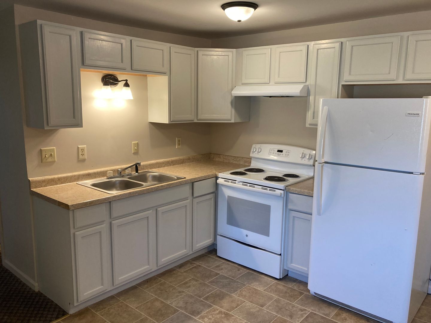 Versailles Apartment: 100 Jefferson Pl