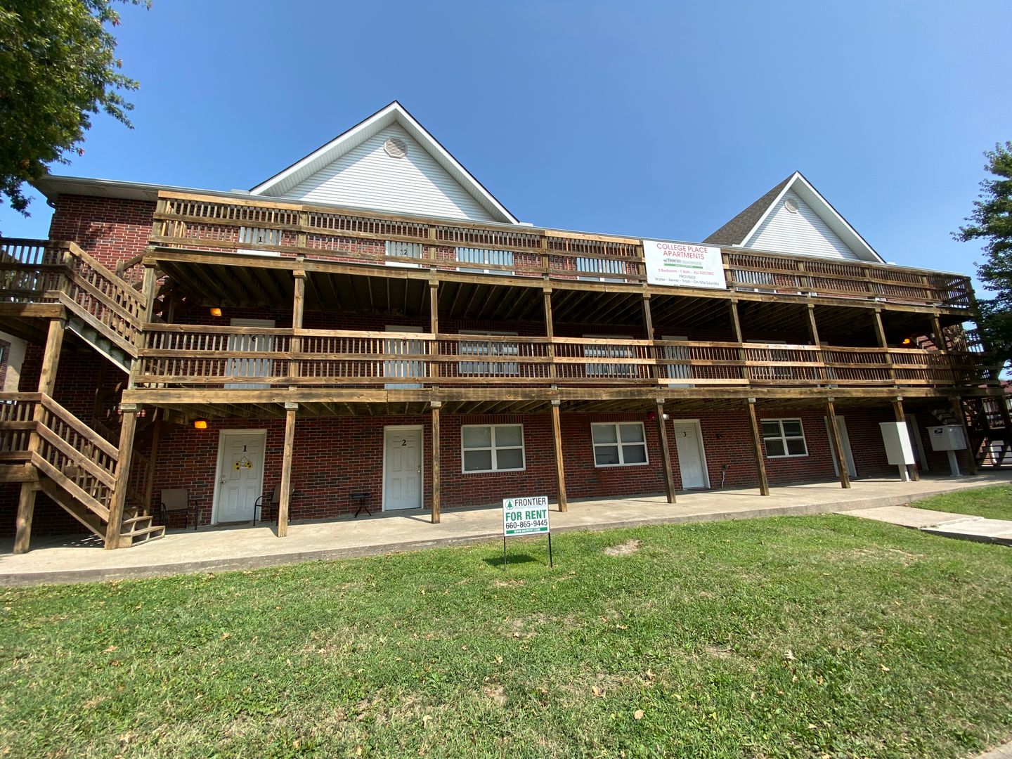 Warrensburg Apartment: 211 McGoodwin St