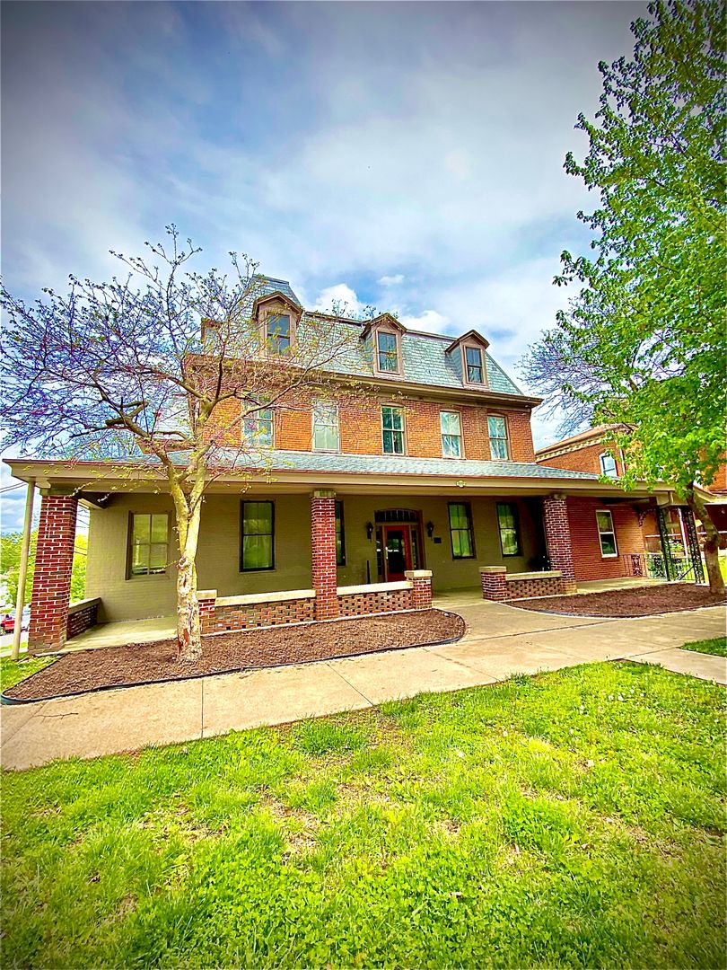 Boonville Apartment: 702 6th St