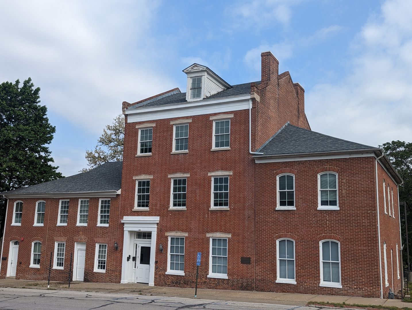 Boonville Apartment: 409 High St