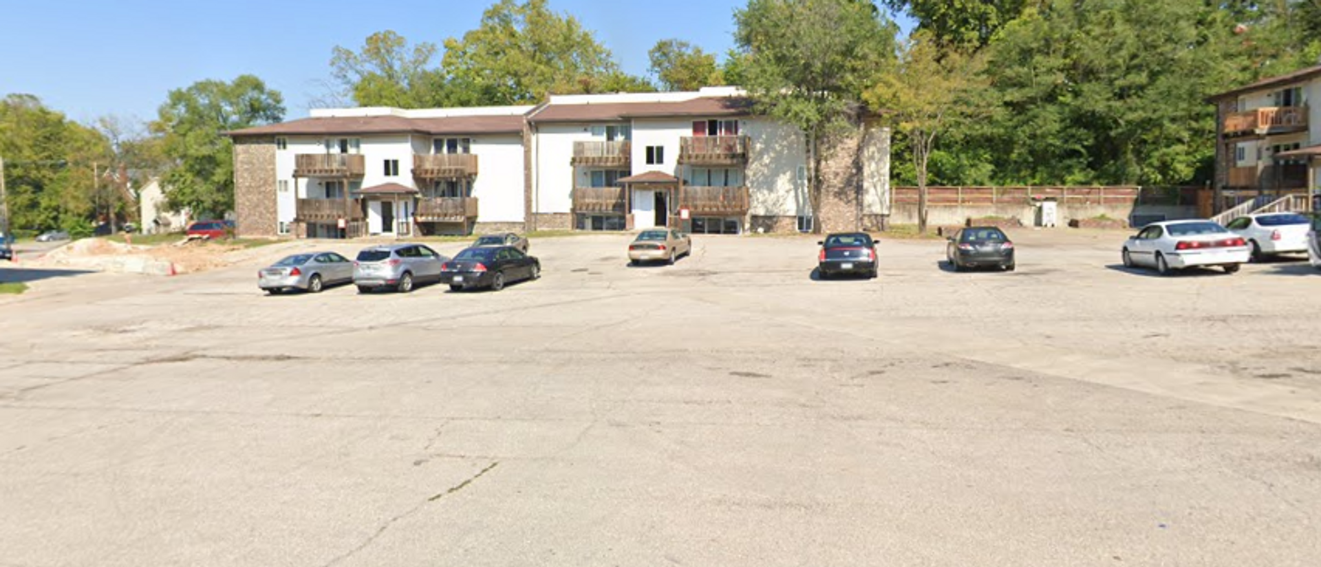 Jefferson City Apartment: 811 Monroe St