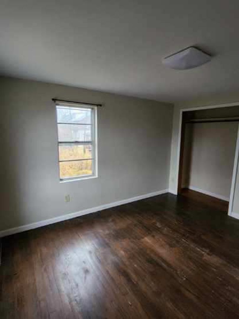 Jefferson City Apartment: 905-909 Adams St