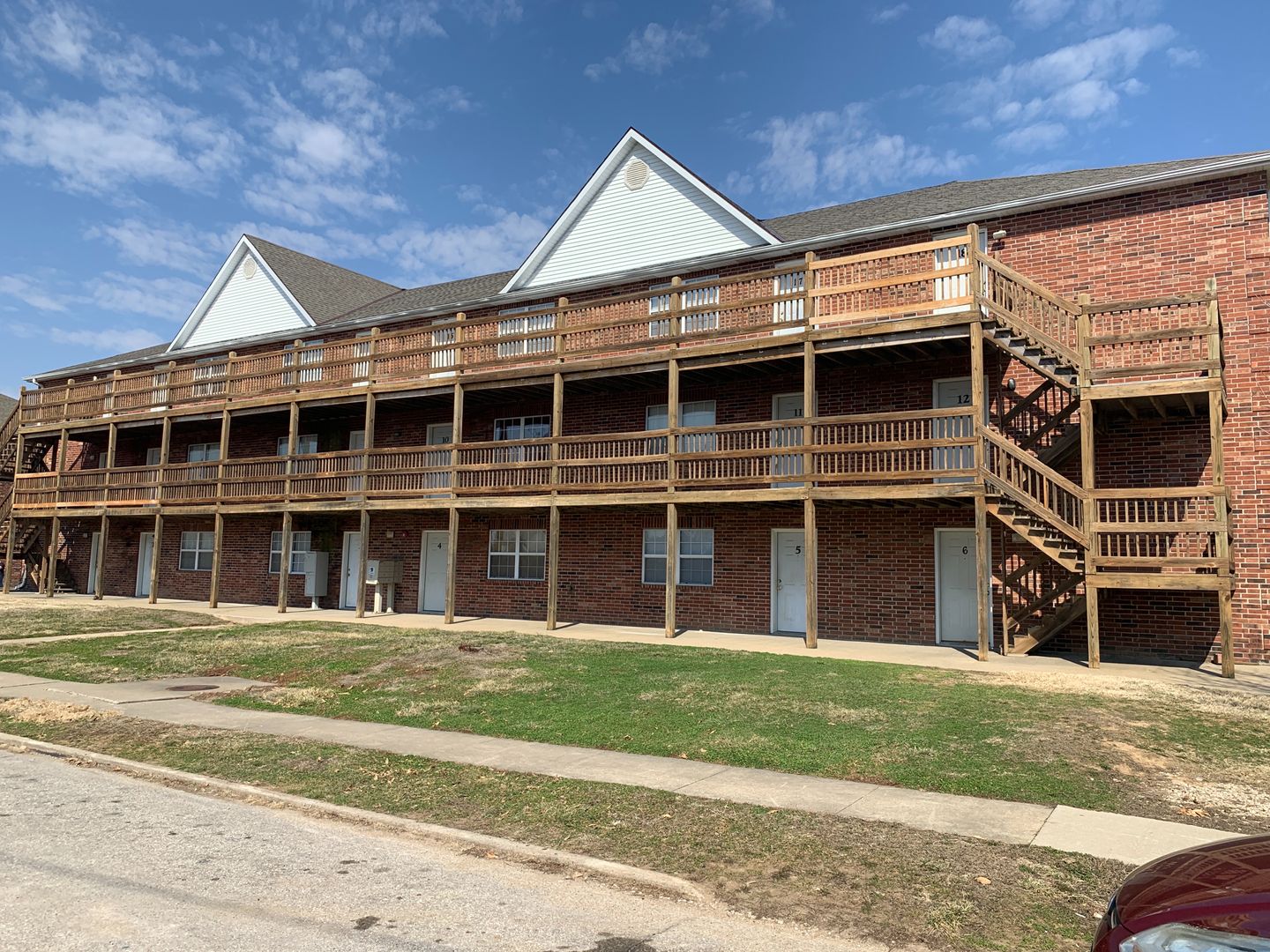 Warrensburg Apartment: 211 McGoodwin St