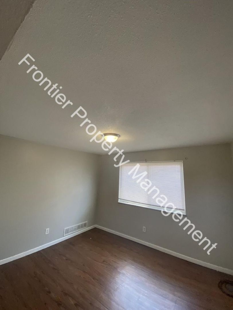 St Louis Apartment: 2140 Hampton Ave
