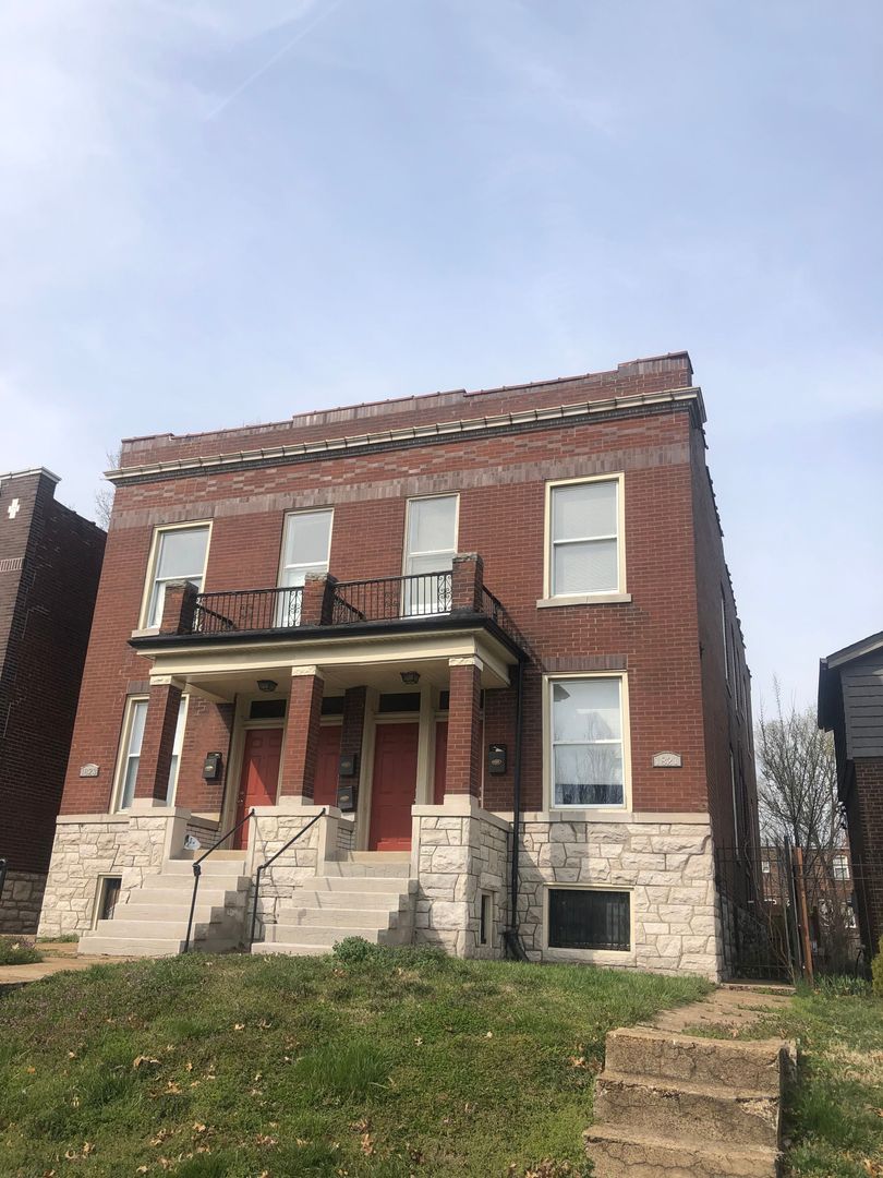 St Louis Apartment: 1821-23 Russel Blvd