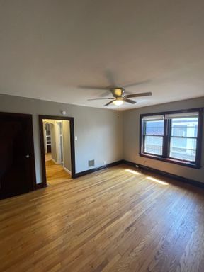 Spacious 2-bedroom upstairs apartment available! – photo 1