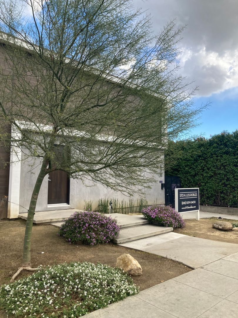 Pasadena Apartment: 570 Los Robles Ave