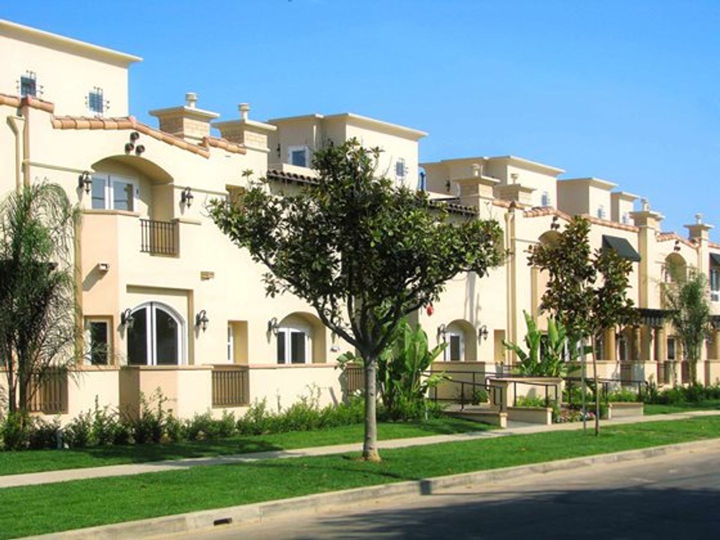 Los Angeles Apartment: 7430 Arizona Ave