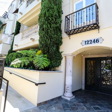 Courtyard Luxury in Studio City 2B/2B – photo 1
