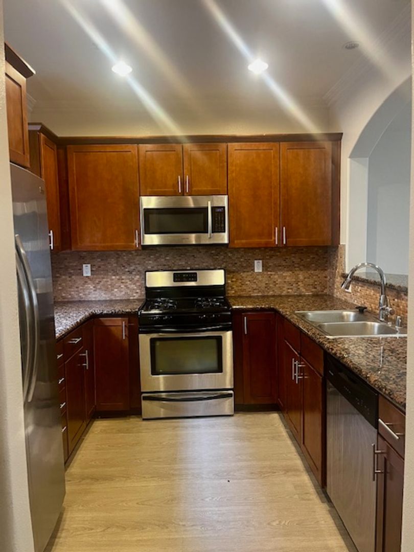 Los Angeles Apartment: 7430 Arizona Ave