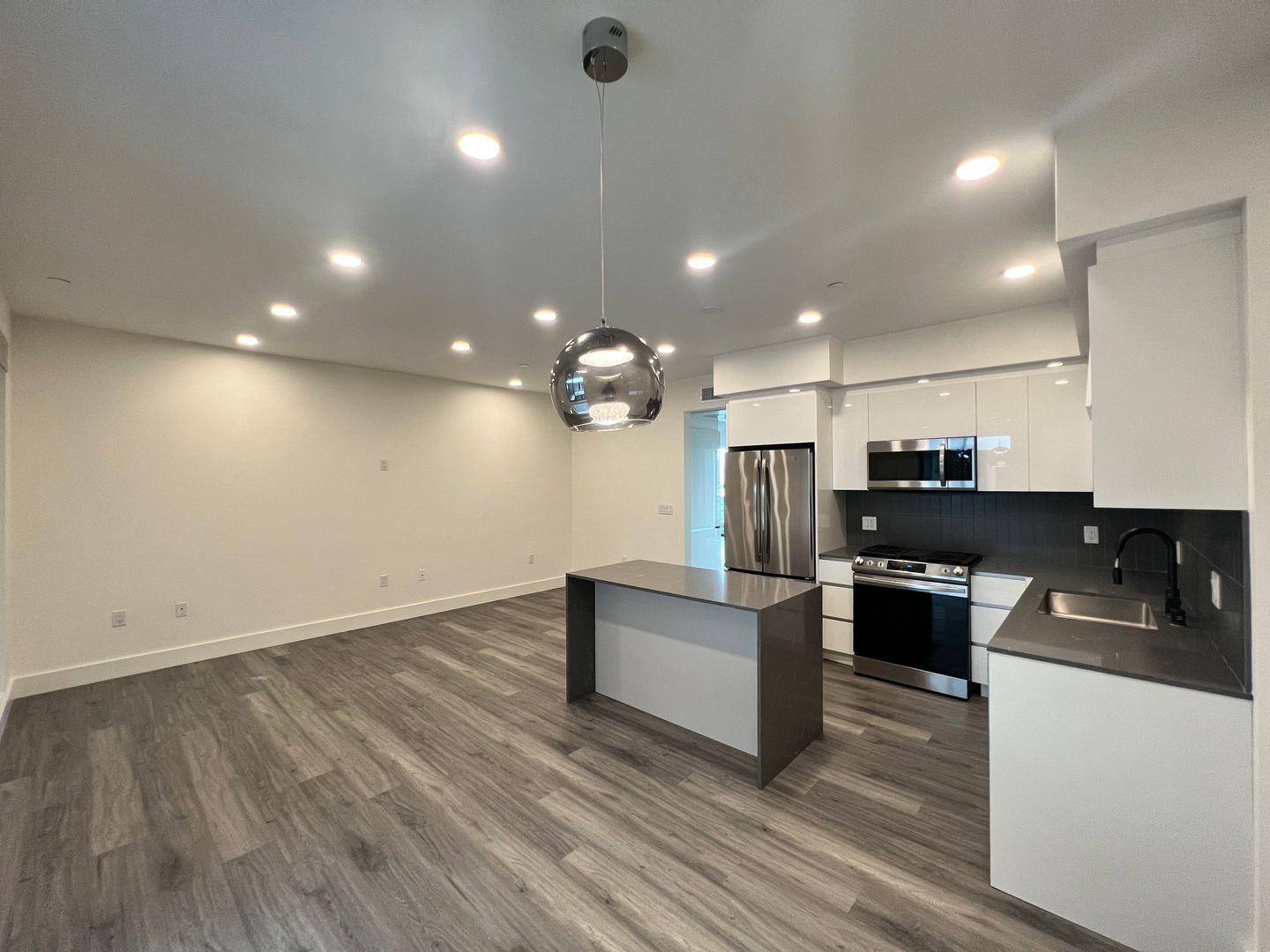 North Hollywood Apartment: 10947 Hartsook St.