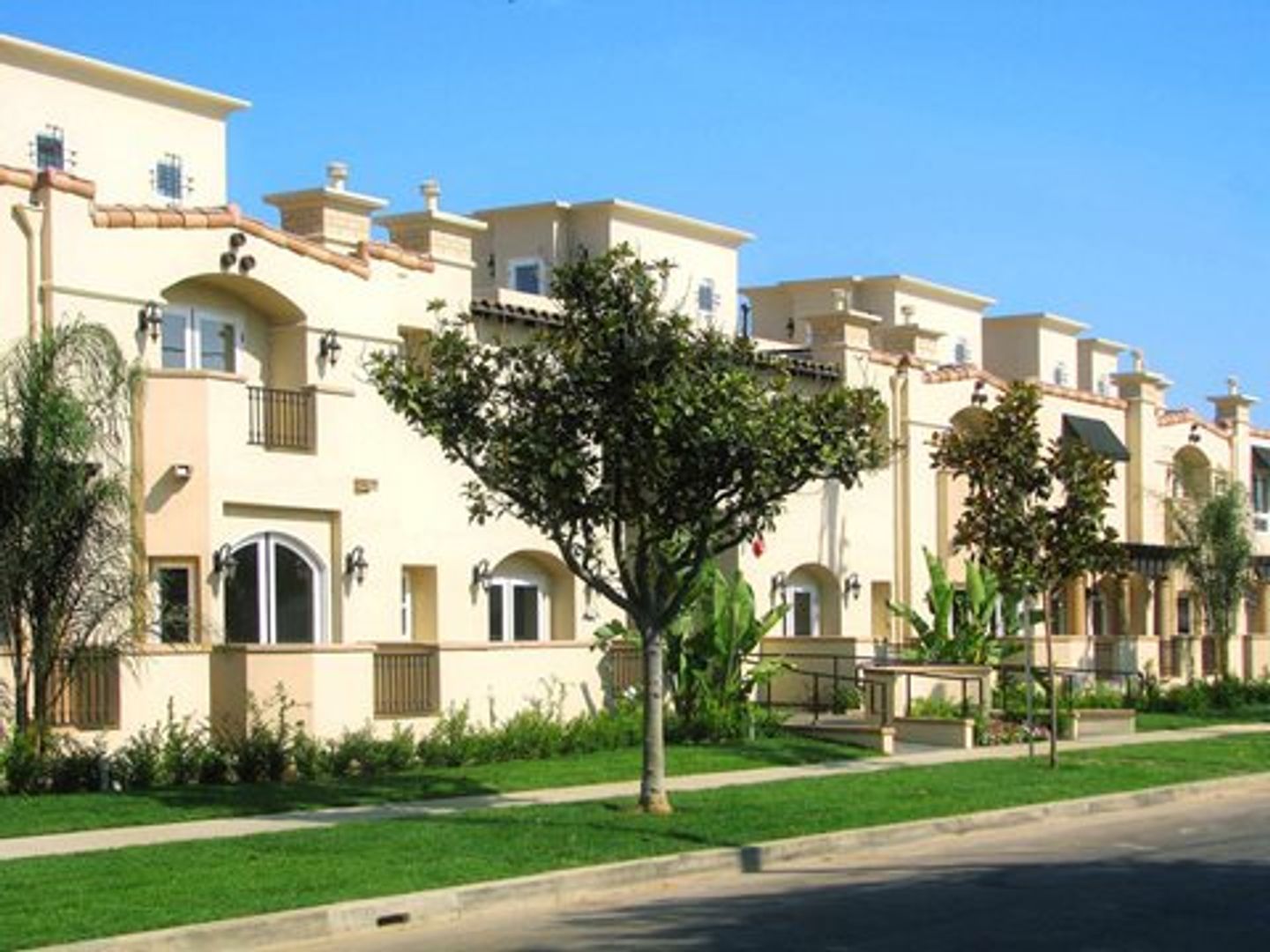 Los Angeles Apartment: 7430 Arizona Ave