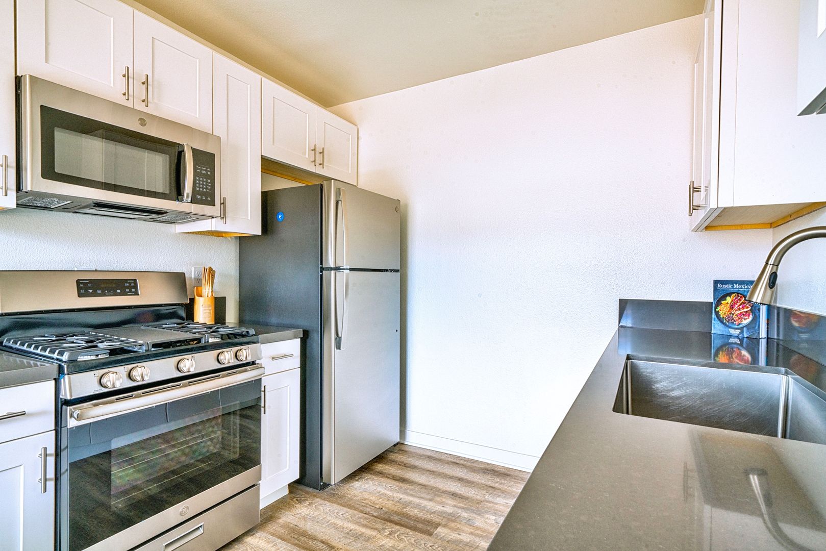Pasadena Apartment: 570 Los Robles Ave