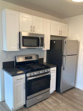 $500 Look & Lease Special—act fast! Your Pasadena Hideaway - 2Bed/1Bath upper unit with balcony – photo 1