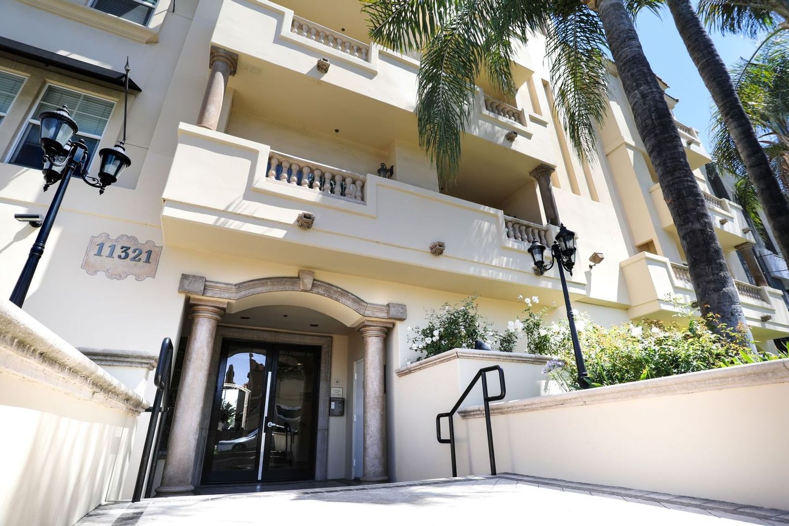 Studio City Apartment: 11321 Moorpark St.