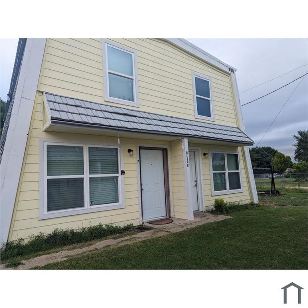 Dallas Apartment: 2916 Ruidosa Ave