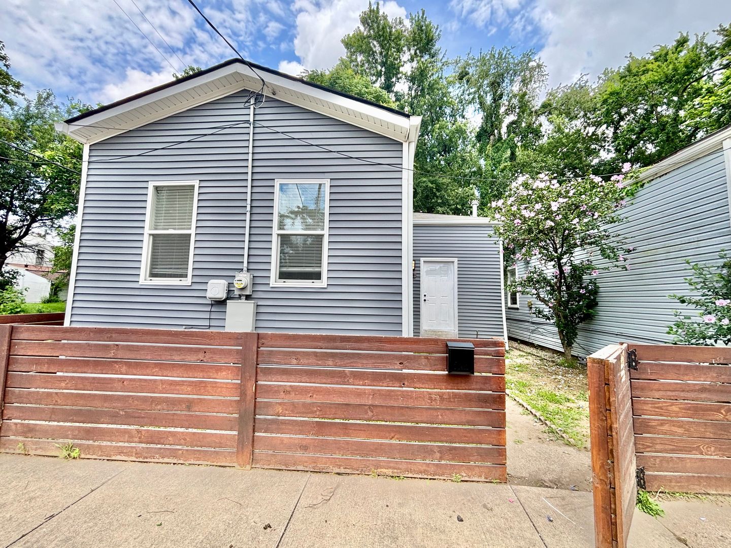 Louisville House: 513 S 24th St