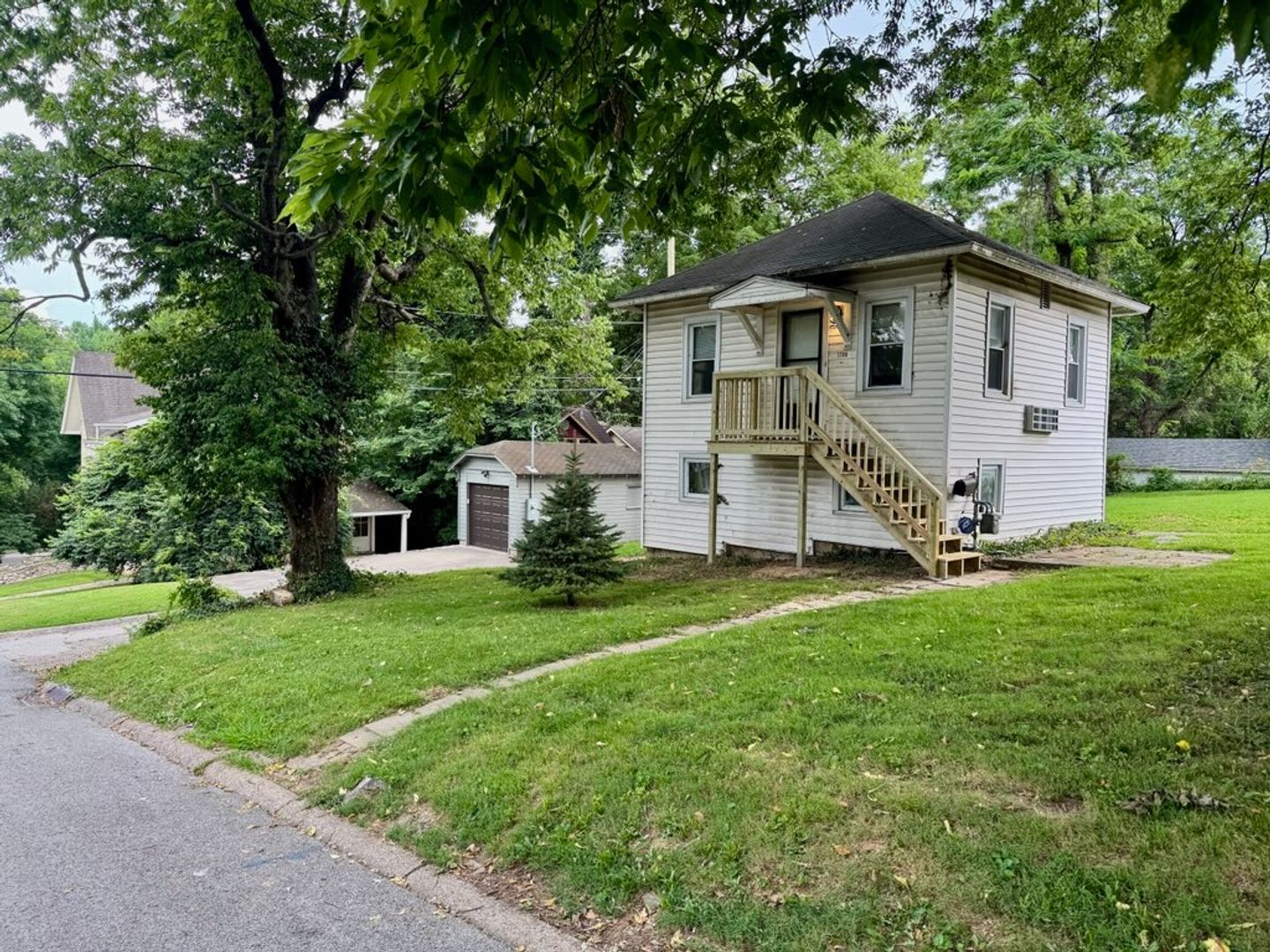 Louisville House: 1706 Cowling Ave