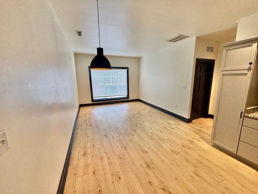 Portland Neighborhood - 2 Bed 1 Bath with Balcony and In-Unit Laundry – photo 1