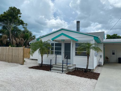 Nokomis Beachy Bungalow (Peak Season) – photo 1