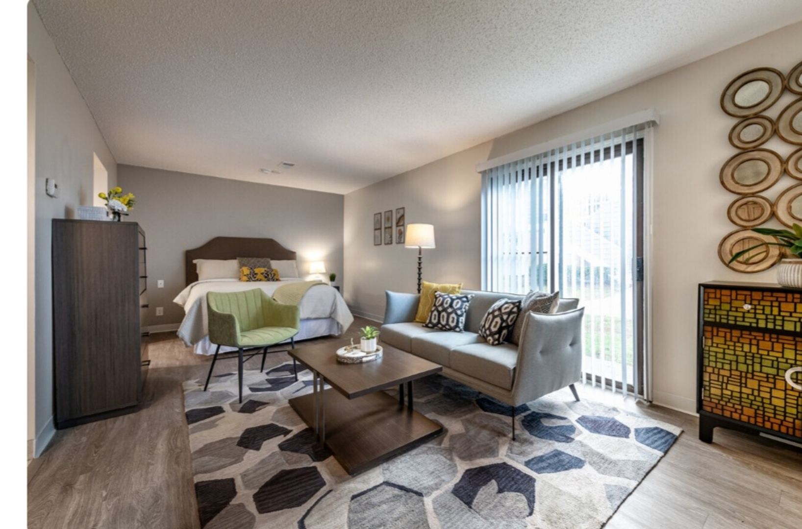 Copley Apartment: 120 Montrose Avenue W