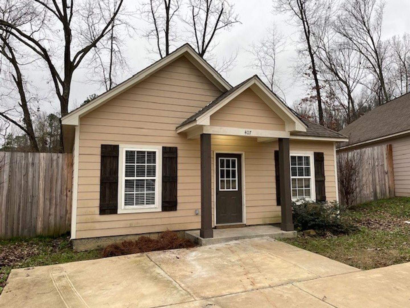 Oxford House: 407 Shady Park Cove