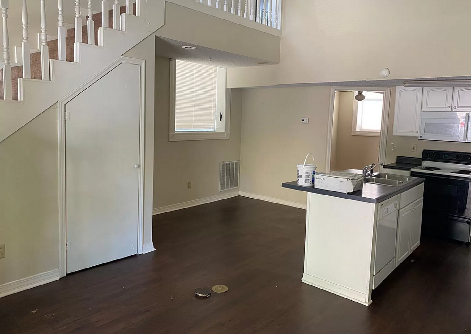 Oxford Apartment: 2317A-2327 University Ave