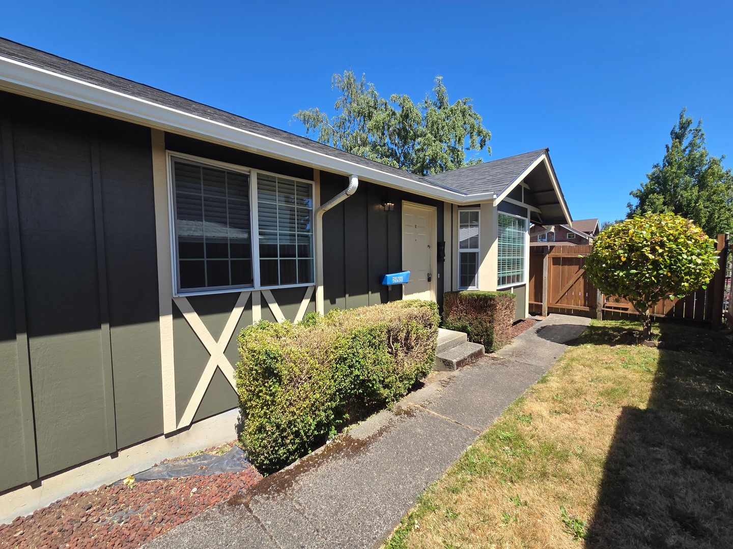 Tacoma Apartment: 908 N Grant Ave #A and #B