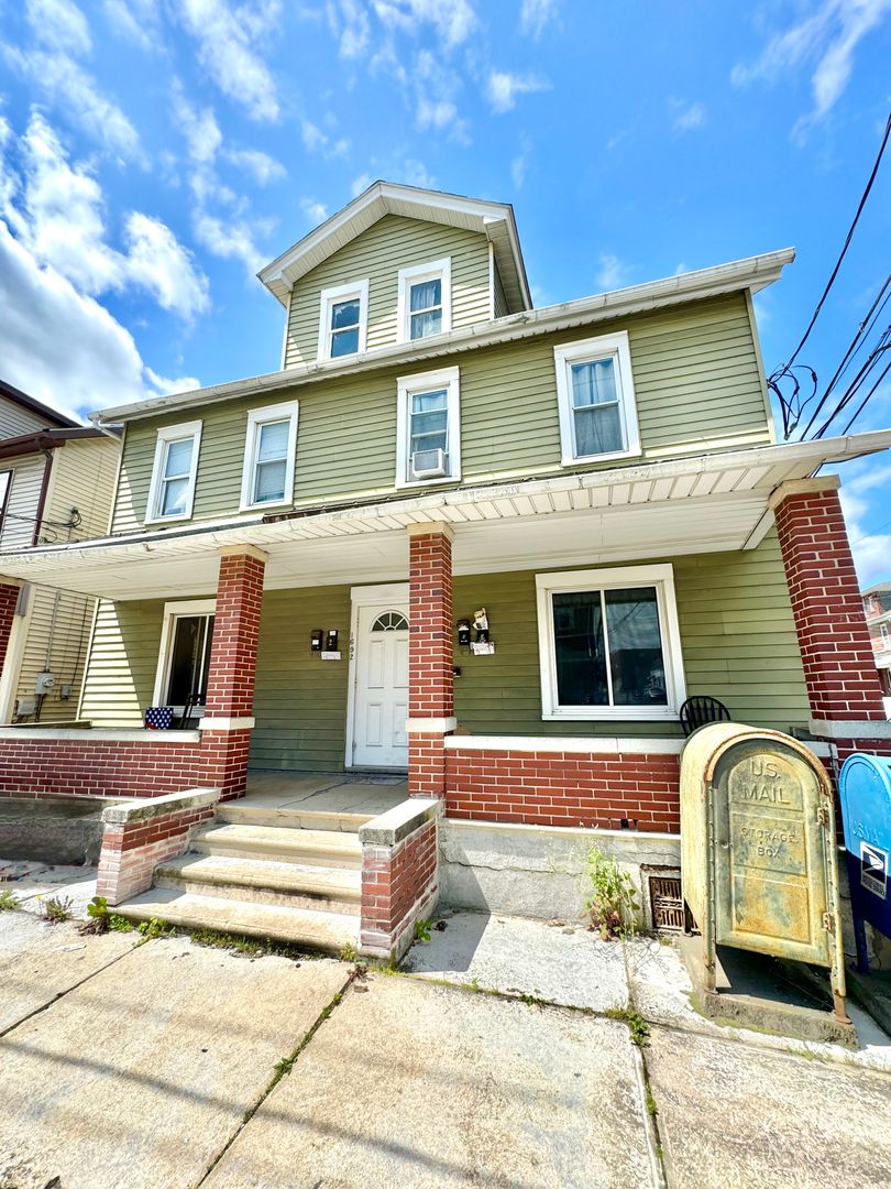 Northampton Apartment: 1690 Newport Ave