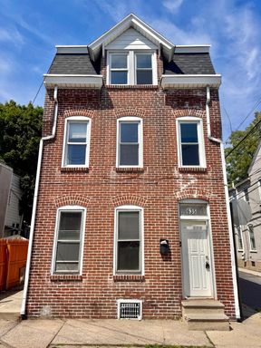 CLEAN & LARGE THREE/FOUR BEDROOM Home – photo 1