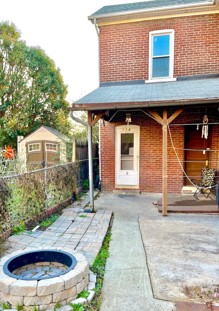 Northampton Apartment: 1690 Newport Ave