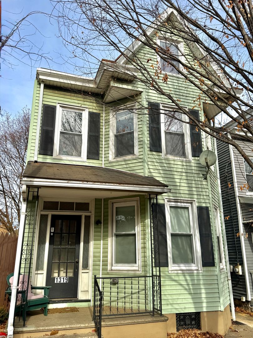 Easton Apartment: 1319 Northampton Street