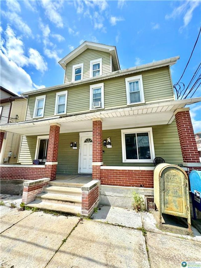 Northampton Apartment: 1690 Newport Ave