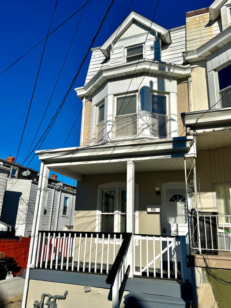 Allentown House: 909 South Hall St
