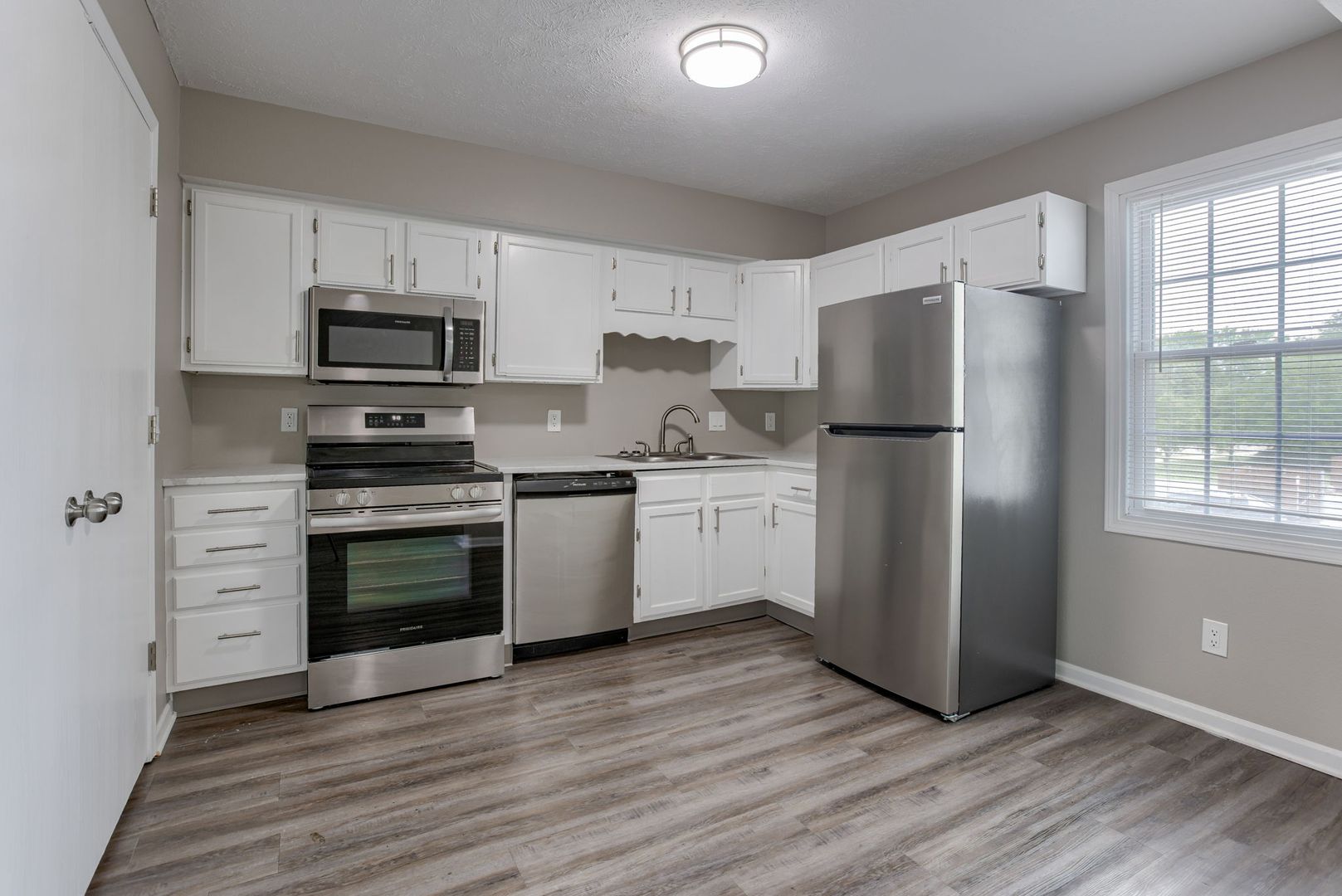 Lincoln Apartment: 2700-2730 N 1st St