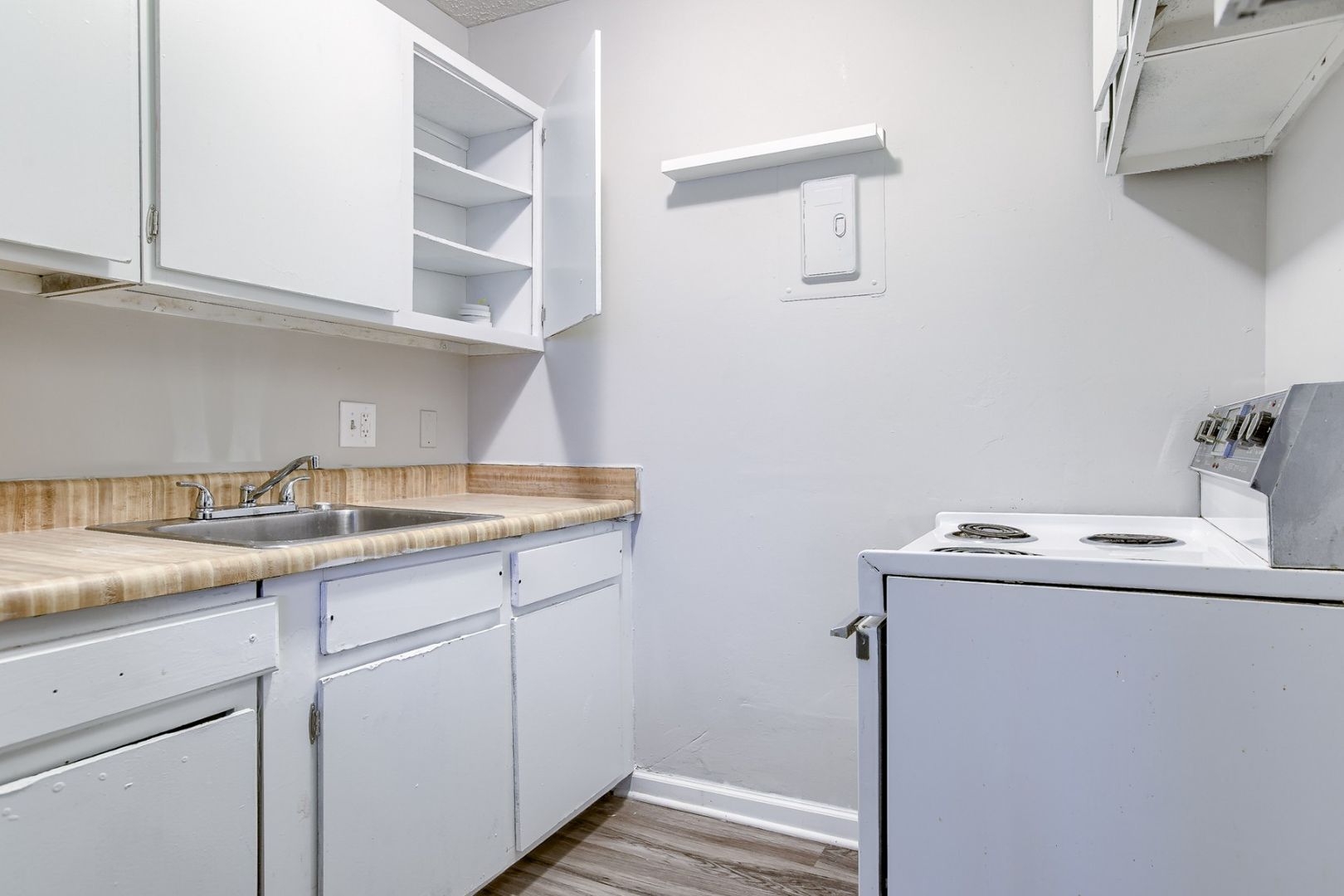 Lincoln Apartment: 1218 E St