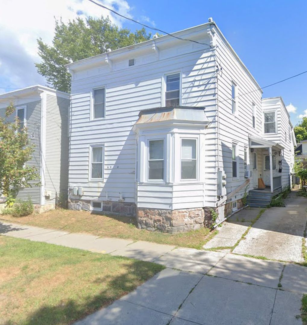 Burlington Apartment: 62 Intervale Avenue