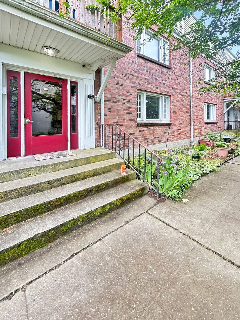 Everett Apartment: 3124 Colby Ave