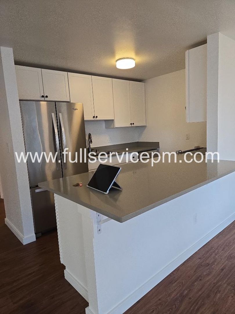 Seattle Apartment: 524 5th Ave W, #100-404