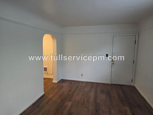 Charming Updated 1-Bedroom Apartment in Downtown Everett – photo 1