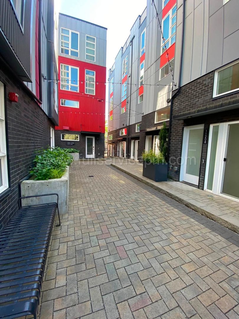 Seattle Townhome: 11208 Pineshurst Way NE