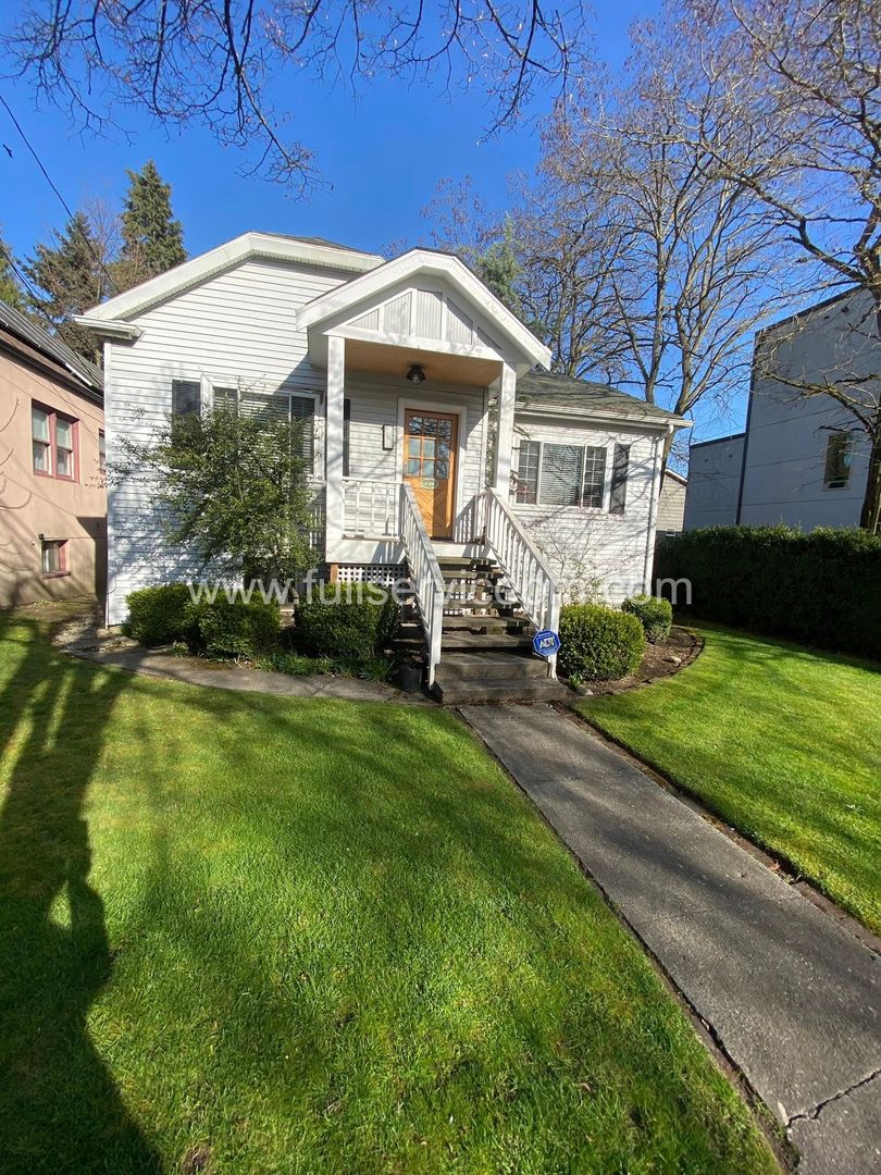 Seattle Apartment: 8008 Roosevelt Way NE