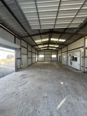 Medium Shop fenced, Tall Ceilings, Bandera – photo 1