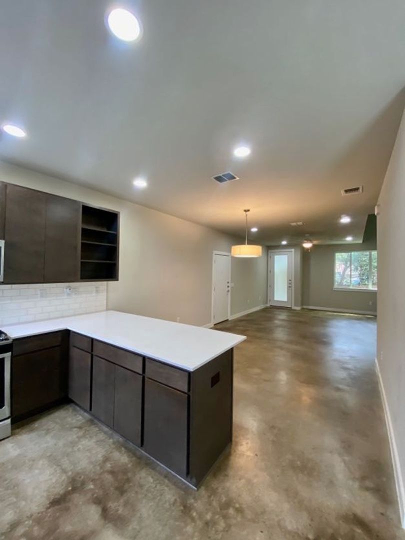 San Antonio House: 330 Clay St #28