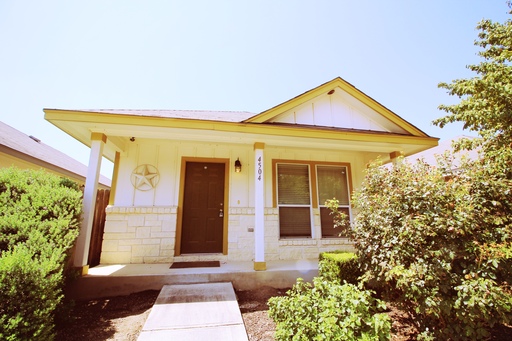 2 bedroom 1 bath adorable home – photo 1