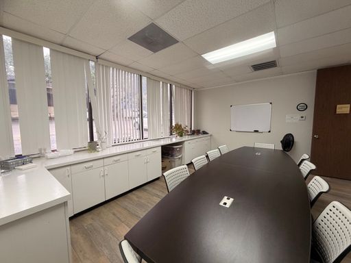 9 Office Space with Lots of Parking space – photo 1