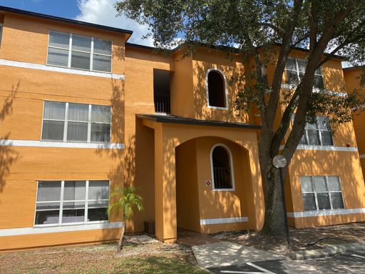Spacious third floor unit located in the gated community of Venetian place – photo 1