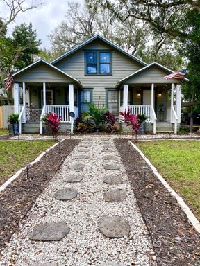 Beautifully Remodeled 1 Bedroom/1 Bathroom Home in Colonial Town North-All Utilities Included – photo 1