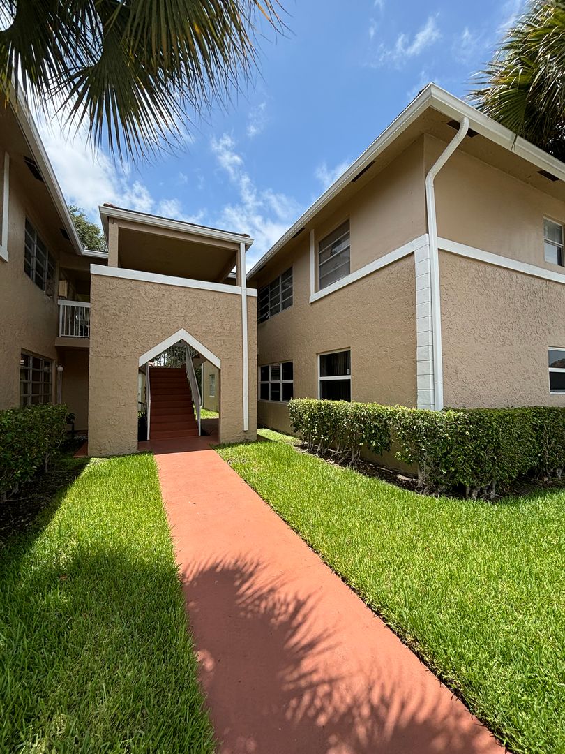 Coral Springs Townhome: 824 Twin Lakes Dr.